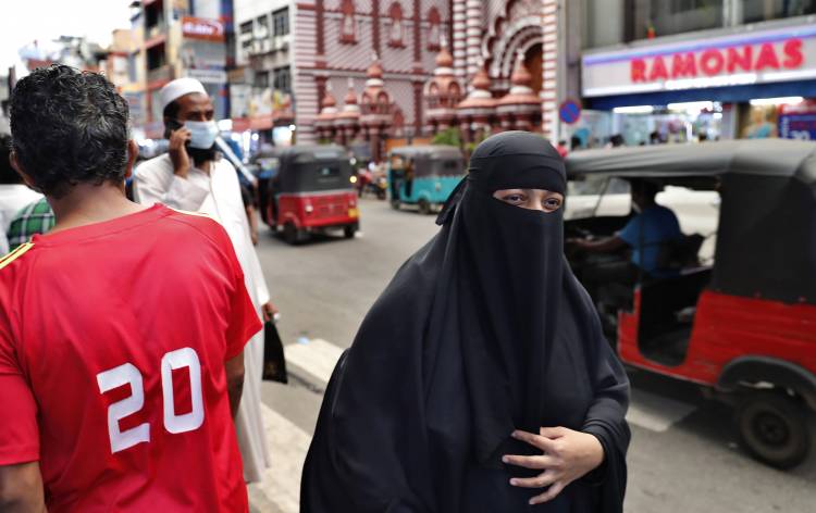 'புர்காவினை தடை செய்யுமாறு முஸ்லிம் அரசியல்வாதிகளே பரிந்துரை செய்தனர்'